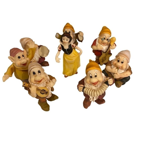 Snow White and the Seven Dwarfs Figurines. Can be used as Cake Toppers - Picture 3 of 14